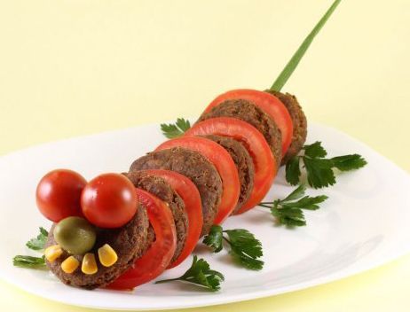 recetas-divertidas-gusanito-de-tomate-y-hamburguesas